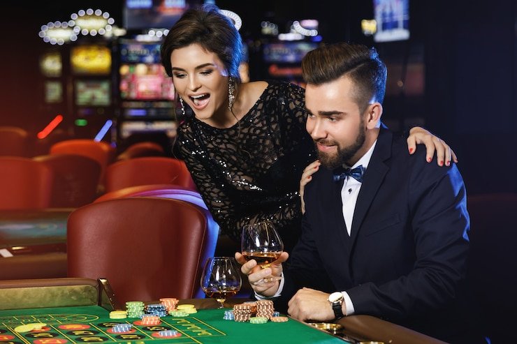 Filipino players browsing 777pinas sports and casino content on mobile phones
